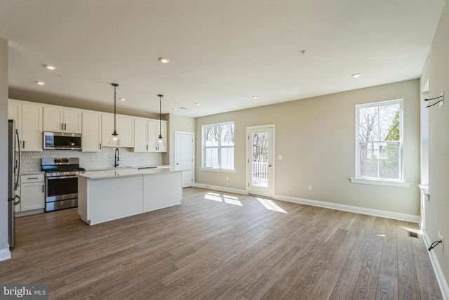 1 IRONWOOD DR, Royersford, PA 19468