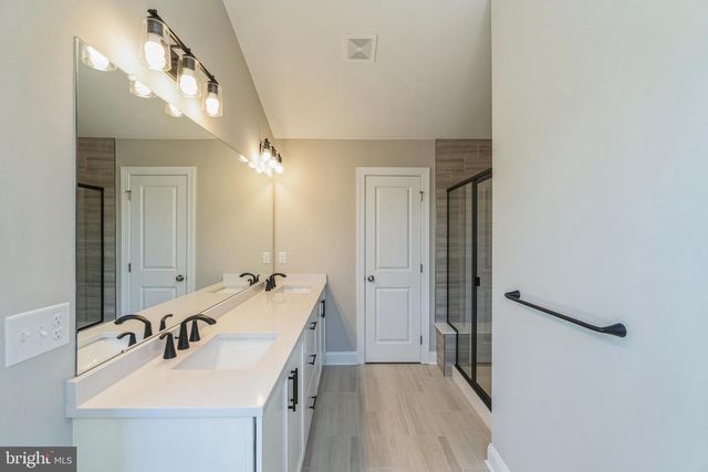 1 IRONWOOD DR, Royersford, PA 19468