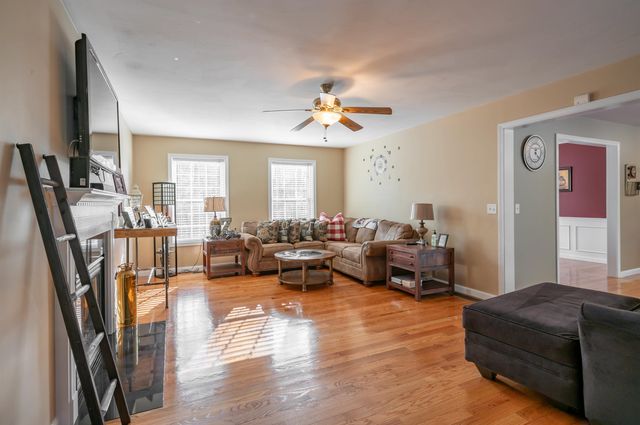 43 Lampton Drive, Derry, NH 03308