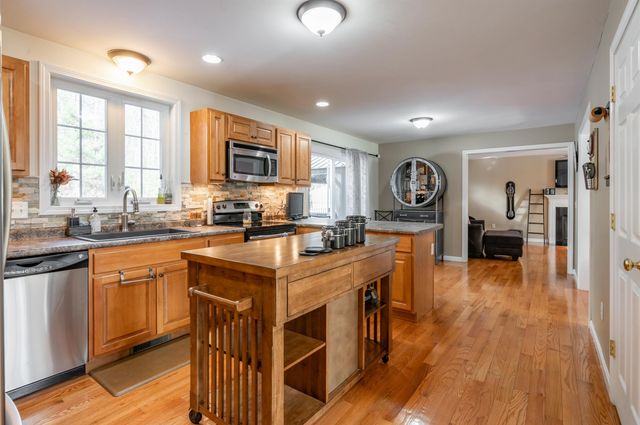 43 Lampton Drive, Derry, NH 03308