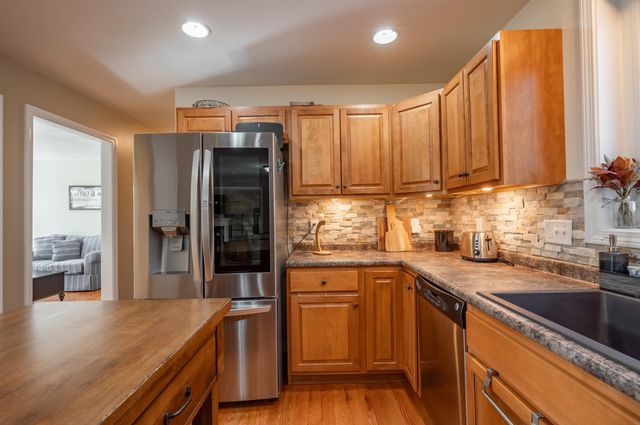 43 Lampton Drive, Derry, NH 03308