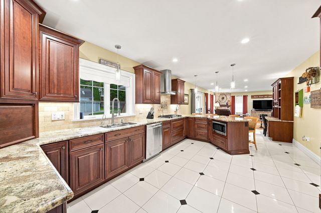 5 Dell Ave, Wakefield, MA 01880