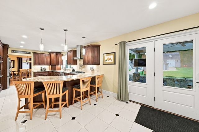 5 Dell Ave, Wakefield, MA 01880
