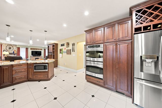 5 Dell Ave, Wakefield, MA 01880