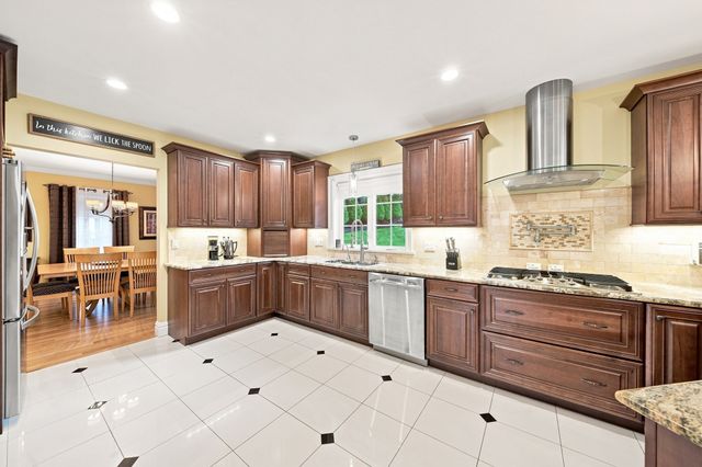 5 Dell Ave, Wakefield, MA 01880