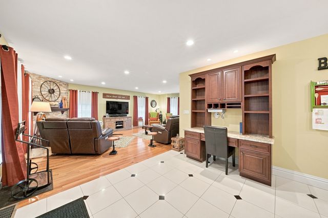 5 Dell Ave, Wakefield, MA 01880