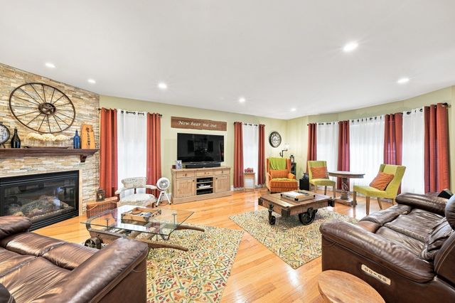 5 Dell Ave, Wakefield, MA 01880