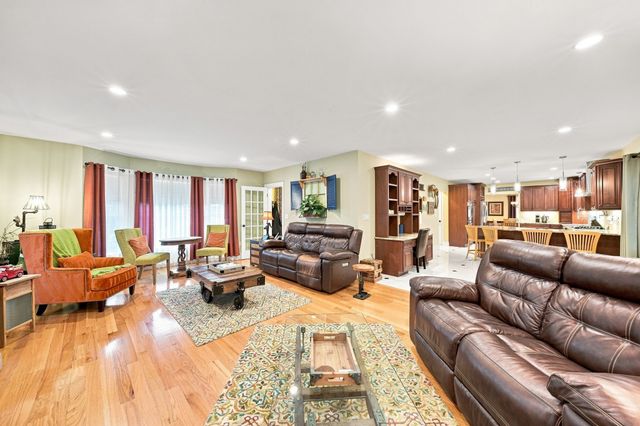 5 Dell Ave, Wakefield, MA 01880