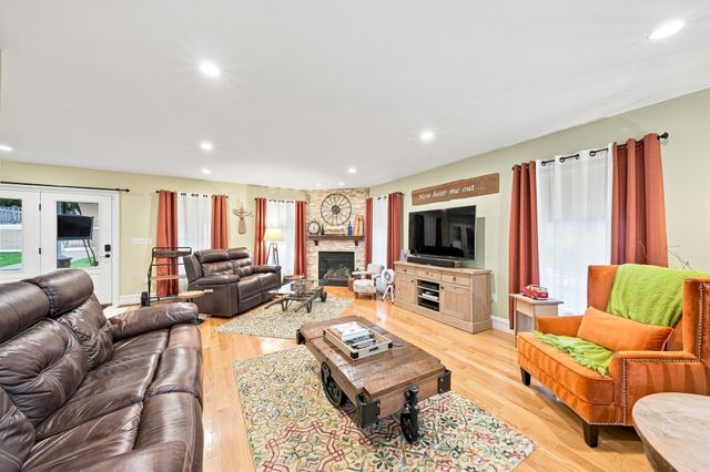 5 Dell Ave, Wakefield, MA 01880