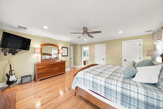 5 Dell Ave, Wakefield, MA 01880