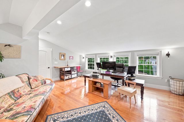5 Dell Ave, Wakefield, MA 01880