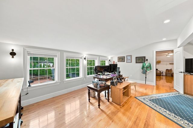 5 Dell Ave, Wakefield, MA 01880
