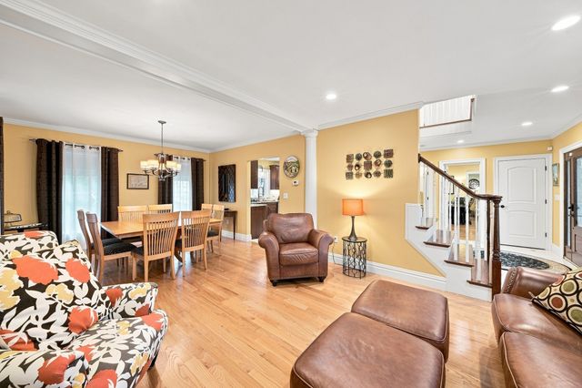 5 Dell Ave, Wakefield, MA 01880