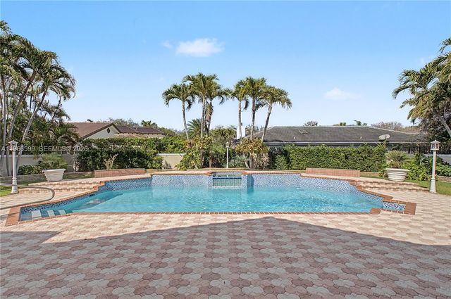 8305 NW 157th Ter, Miami Lakes, FL 33016