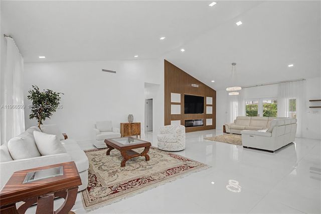 8305 NW 157th Ter, Miami Lakes, FL 33016