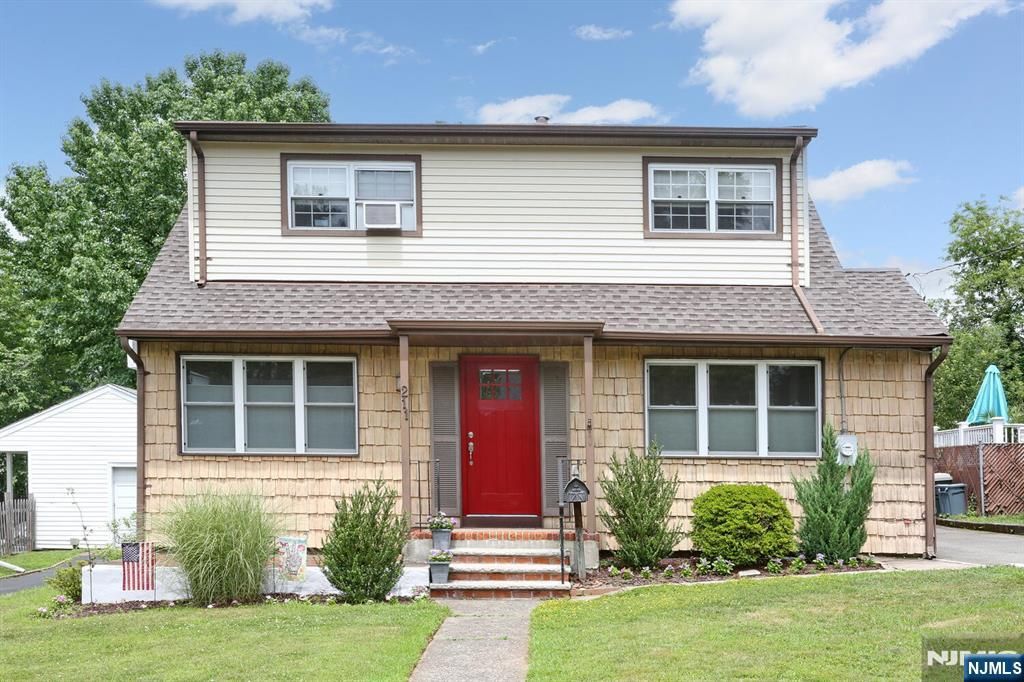 211 New Jersey Avenue, Bergenfield, NJ 07628