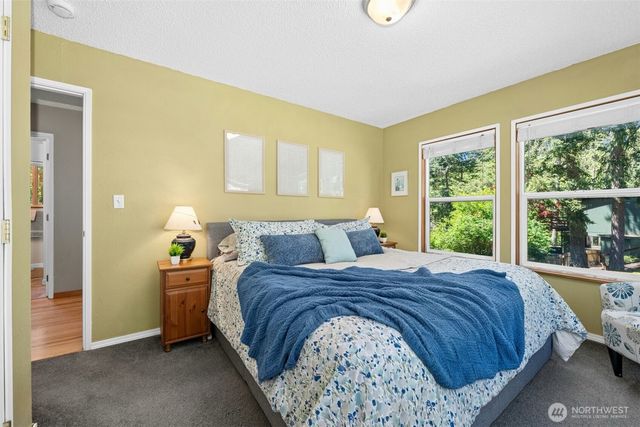 711 Eagle Cliff Rd NE, Bainbridge Island, WA 98110