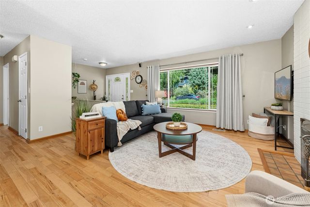 711 Eagle Cliff Rd NE, Bainbridge Island, WA 98110