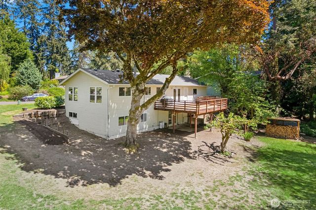 711 Eagle Cliff Rd NE, Bainbridge Island, WA 98110