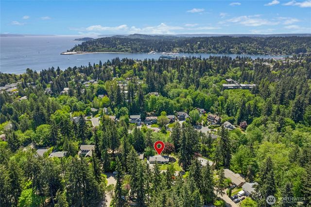 711 Eagle Cliff Rd NE, Bainbridge Island, WA 98110