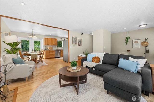 711 Eagle Cliff Rd NE, Bainbridge Island, WA 98110