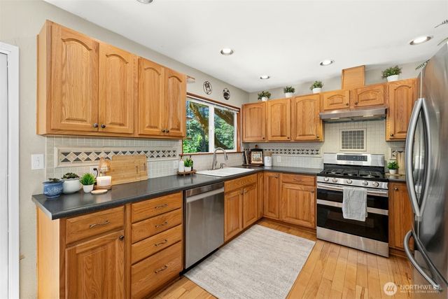 711 Eagle Cliff Rd NE, Bainbridge Island, WA 98110