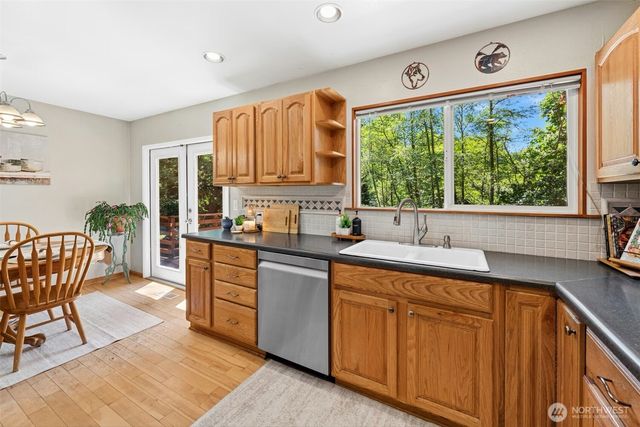 711 Eagle Cliff Rd NE, Bainbridge Island, WA 98110