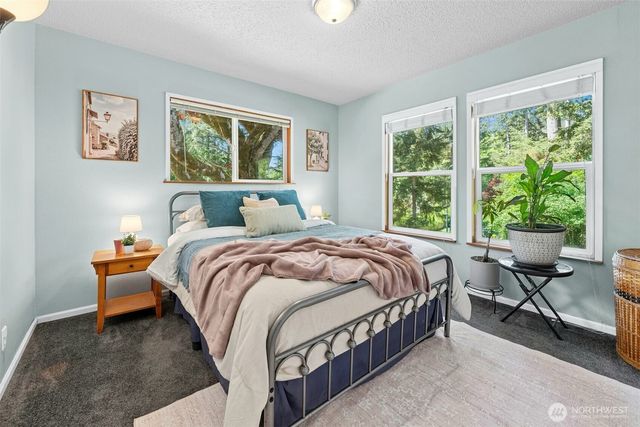 711 Eagle Cliff Rd NE, Bainbridge Island, WA 98110