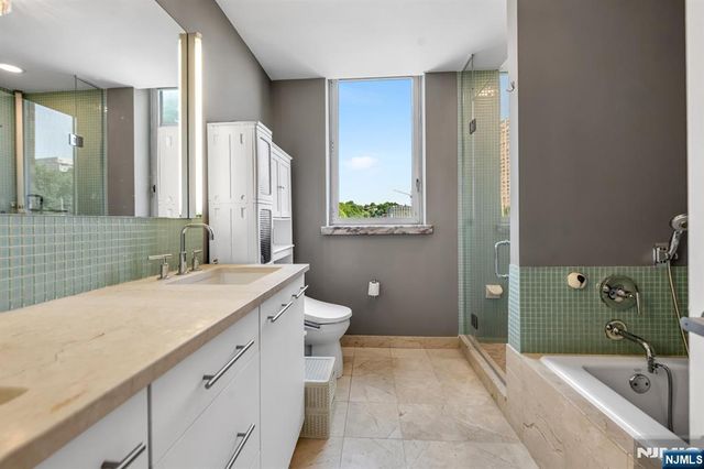 916 Hudson Park, Edgewater, NJ 07020