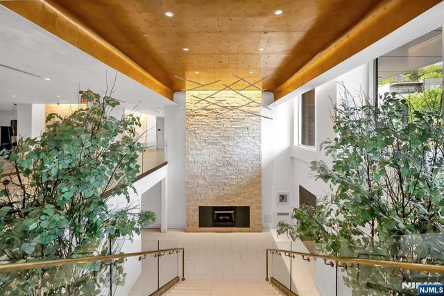 916 Hudson Park, Edgewater, NJ 07020