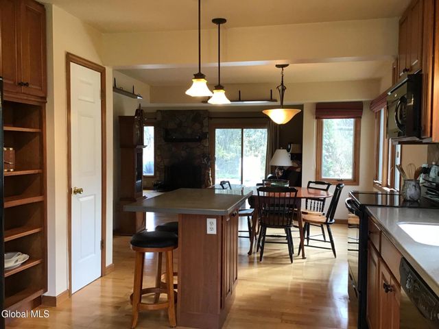 48 Carrie Court, Niskayuna, NY 12309