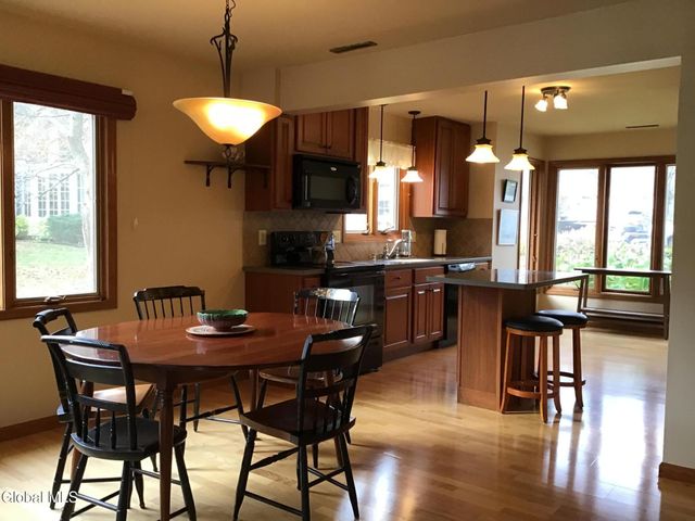 48 Carrie Court, Niskayuna, NY 12309