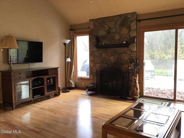 48 Carrie Court, Niskayuna, NY 12309