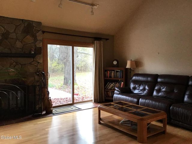 48 Carrie Court, Niskayuna, NY 12309