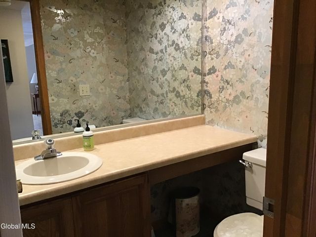 48 Carrie Court, Niskayuna, NY 12309