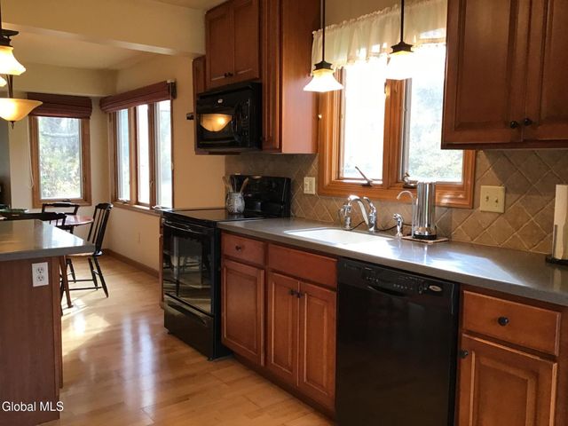 48 Carrie Court, Niskayuna, NY 12309