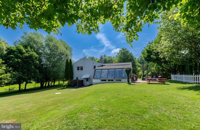10 SUNSET LN, Phoenixville, PA 19460