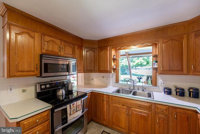 10 SUNSET LN, Phoenixville, PA 19460