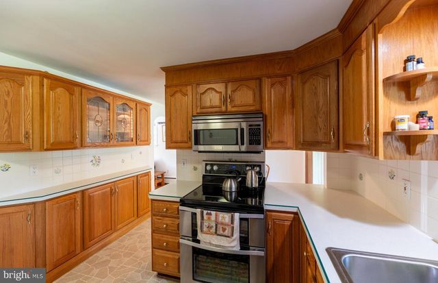 10 SUNSET LN, Phoenixville, PA 19460