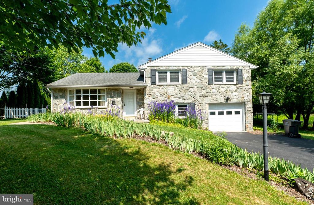 10 SUNSET LN, Phoenixville, PA 19460