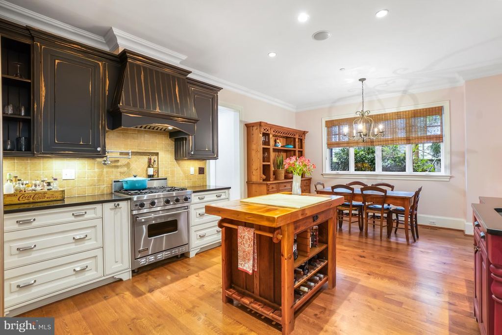 Image 10 of property listing at 4004 UNDERWOOD ST, Chevy Chase, MD 20815