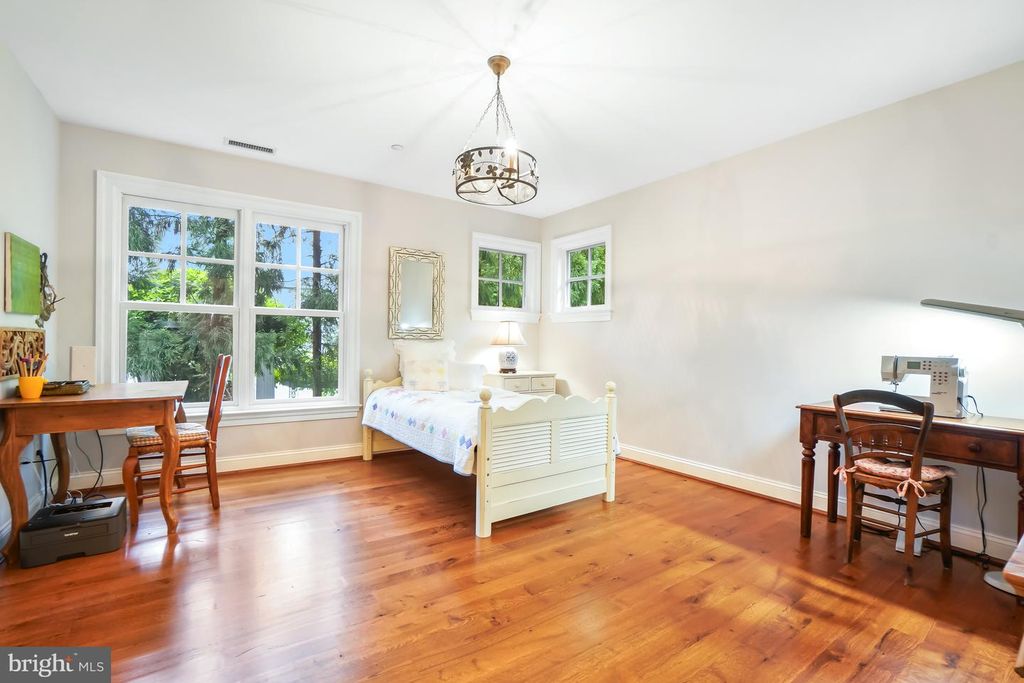 Image 20 of property listing at 4004 UNDERWOOD ST, Chevy Chase, MD 20815