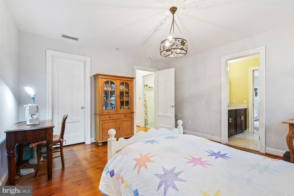 Image 21 of property listing at 4004 UNDERWOOD ST, Chevy Chase, MD 20815