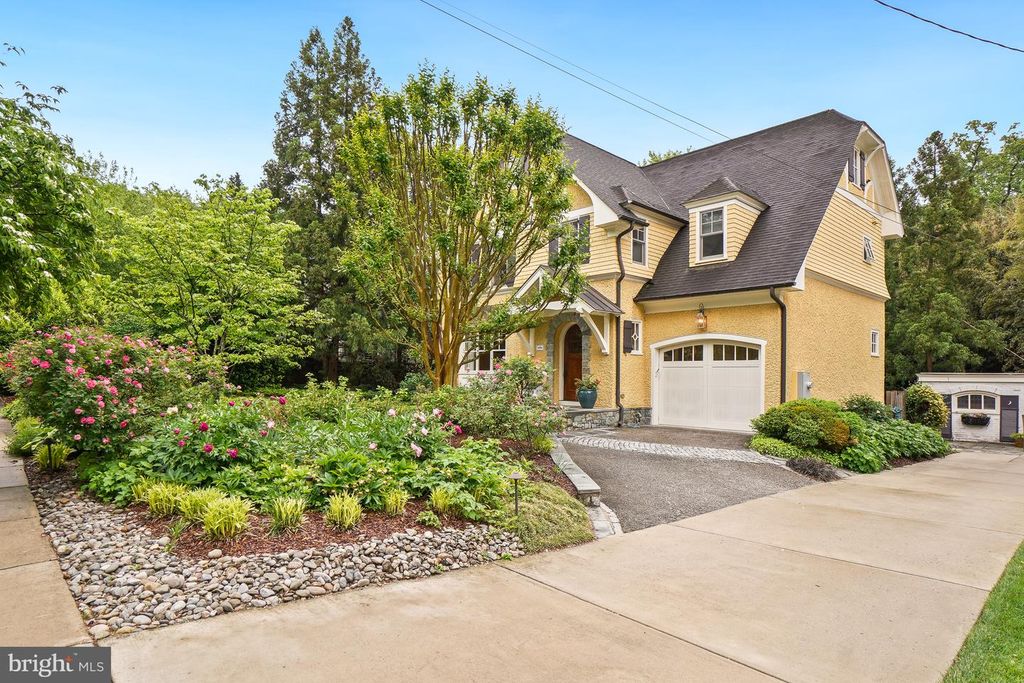 Image 3 of property listing at 4004 UNDERWOOD ST, Chevy Chase, MD 20815