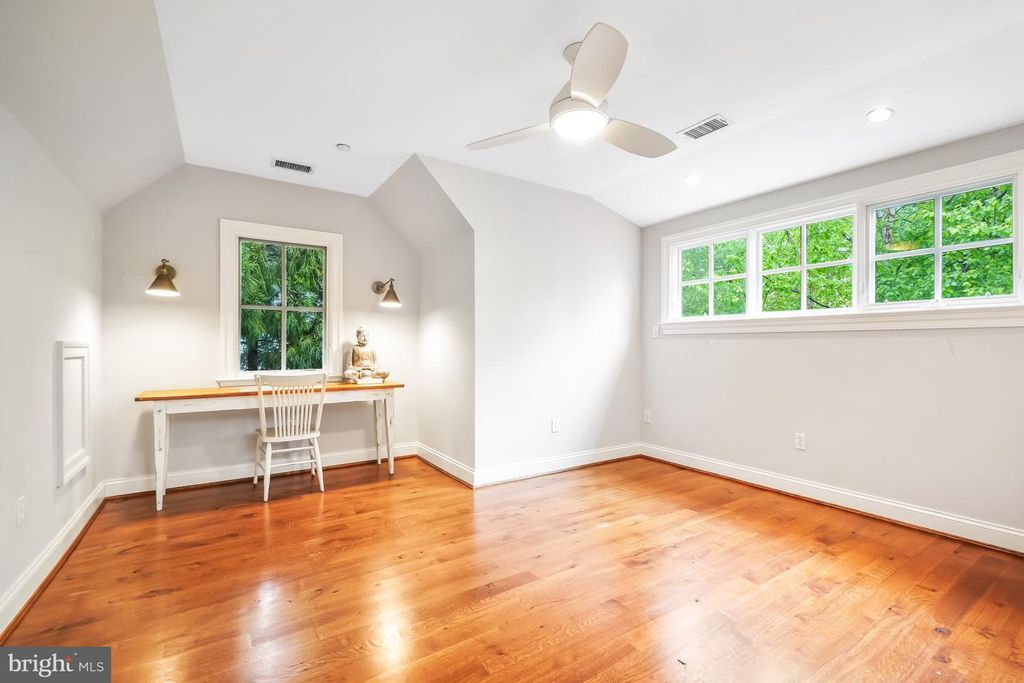 Image 31 of property listing at 4004 UNDERWOOD ST, Chevy Chase, MD 20815