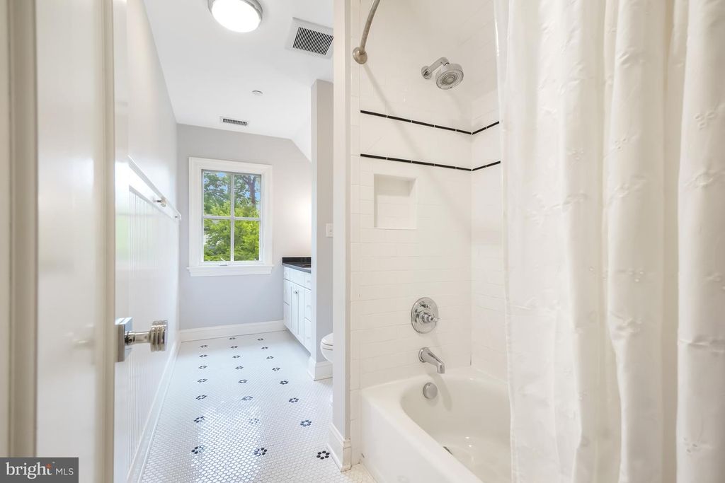 Image 33 of property listing at 4004 UNDERWOOD ST, Chevy Chase, MD 20815