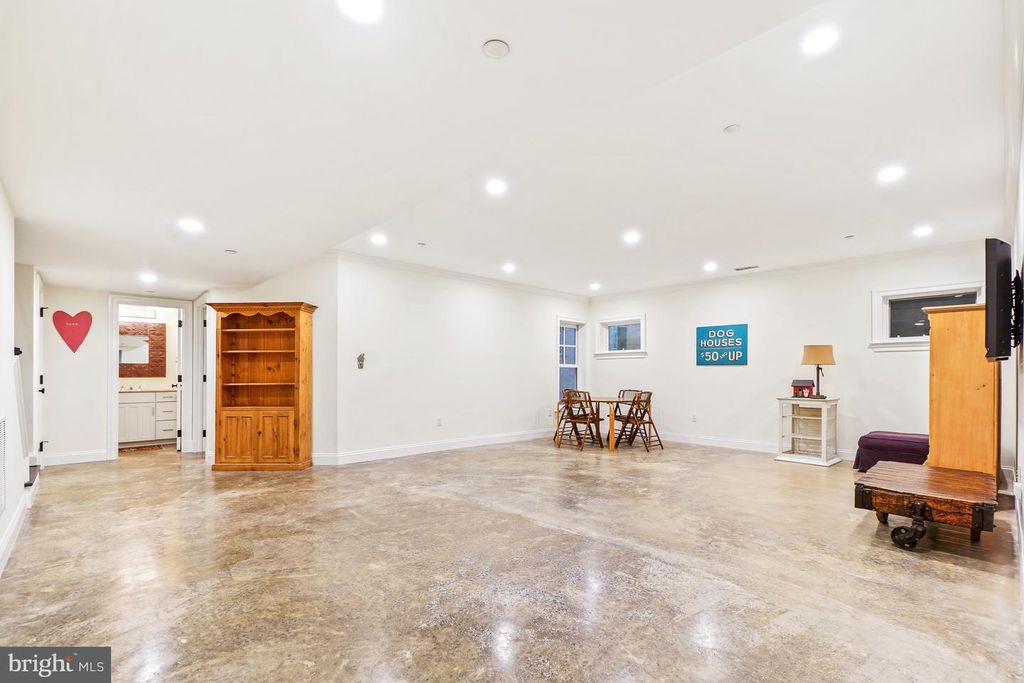 Image 36 of property listing at 4004 UNDERWOOD ST, Chevy Chase, MD 20815