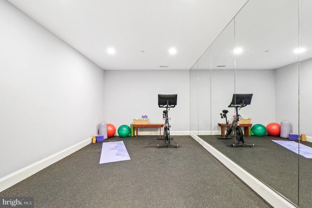 Image 37 of property listing at 4004 UNDERWOOD ST, Chevy Chase, MD 20815