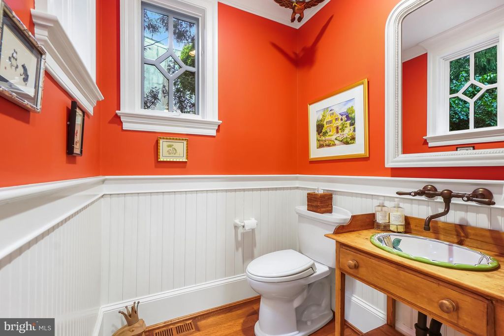 Image 7 of property listing at 4004 UNDERWOOD ST, Chevy Chase, MD 20815