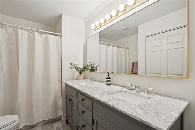 12790 W Sanctuary Lane, Lake Bluff, IL 60044